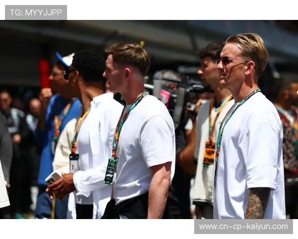 球星在训练场外帮助整理设备，被粉丝称为“谦逊之星”